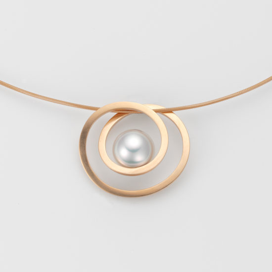 Gold pendant “Pirouette” with South Sea pearl.