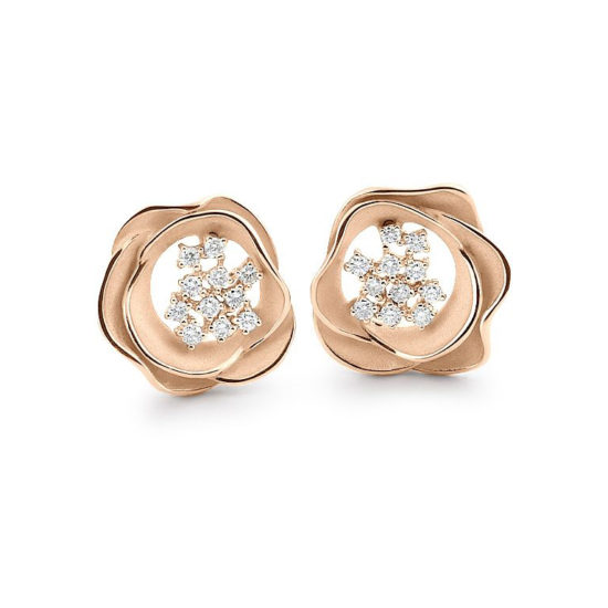 18 carat gold, stylised, flower-shaped earstuds with a group of diamonds in the centre.