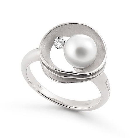18-carat white gold ring with a Japanese pearl and a diamond.